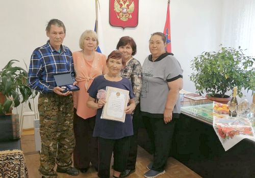 «В ЭТОМ ДОМЕ ЖИВУТ ОГОНЬ ЛЮБВИ И СЕМЕЙНОЕ СЧАСТЬЕ»