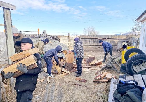 РЕБЯТА ИЗ ОТРЯДА «БЫТЬ ДОБРУ!» ВСЕГДА ГОТОВЫ ПРИЙТИ НА ПОМОЩЬ ОДНОСЕЛЬЧАНАМ