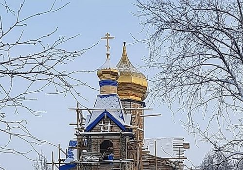 Строители начали установку куполов на новом храме в колымском Ягодном