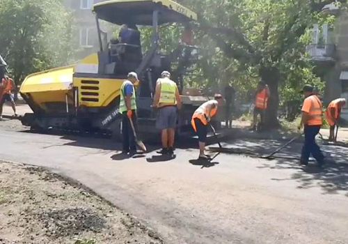В подшефной Магаданской области Ждановке приступили к укладке асфальта