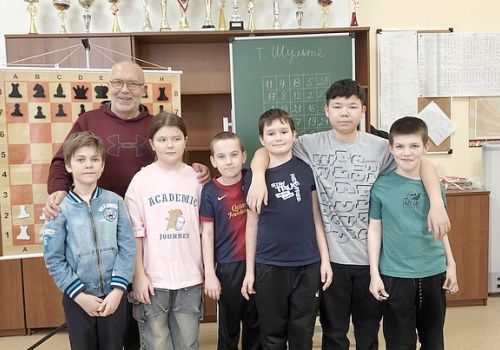 ЧЕМПИОН В ГОСТЯХ У ЮНЫХ ШАХМАТИСТОВ 0+