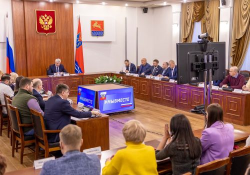 Губернатор Сергей Носов провел встречу с представителями общественности и бизнеса, оказывающими поддержку бойцам СВО