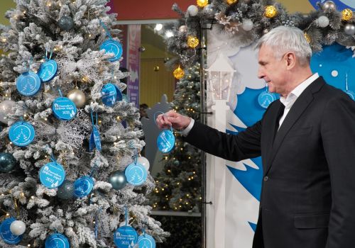 Губернатор Сергей Носов открыл новогоднюю акцию «Ёлка желаний»