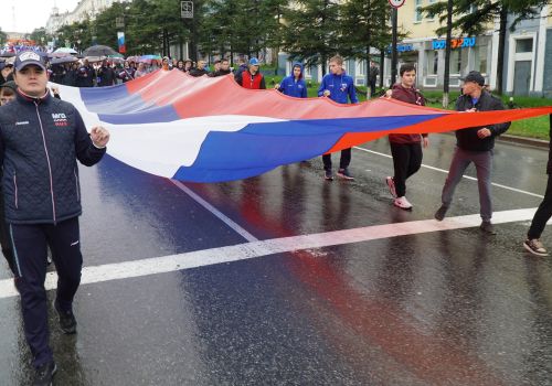 Около 700 колымчан участвовали в торжественном шествии на День Государственного флага Российской Федерации