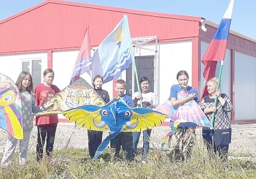 В НЕБЕ НАД СЕЛОМ ПАРИЛИ ВОЗДУШНЫЕ ЗМЕИ