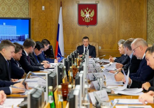 Юрий Трутнев провёл заседание президиума Государственной комиссии по вопросам развития Арктики, на котором обсудили вопросы увеличения грузопотока по Северному морскому пути